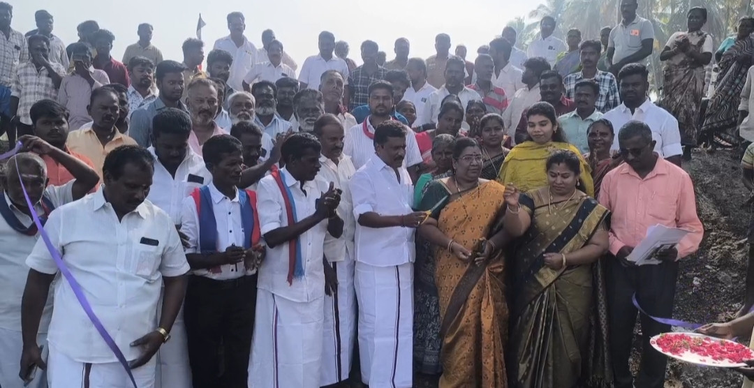 தேனியில் அடிப்படை வசதிகள் செய்து கொடுக்கப்படவில்லை என்று கூறி எம்எல்ஏவை கேள்விகளால் துளைத்து எடுத்த மக்கள்...!!!