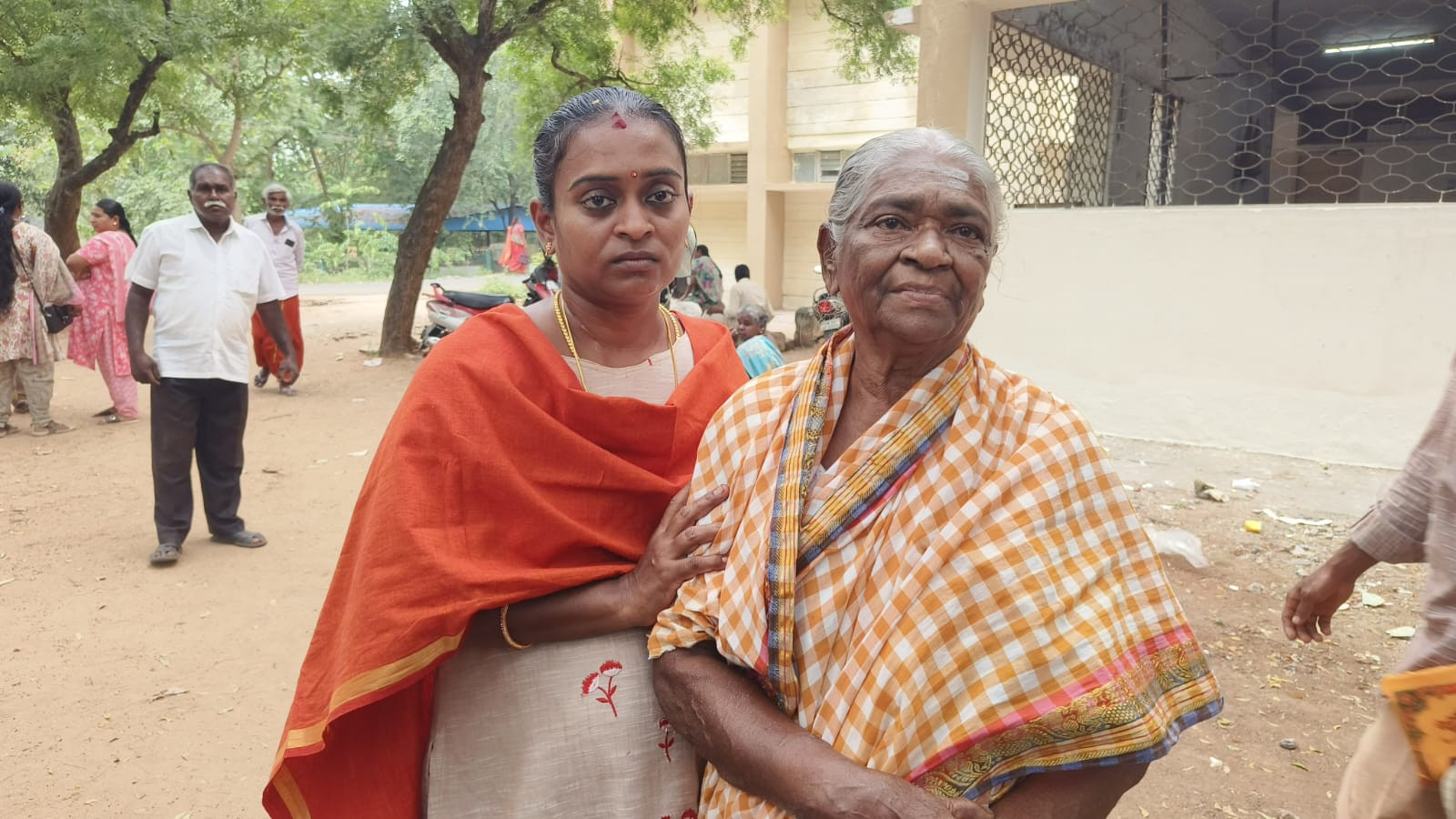 உயிருடன் இருப்பவருக்கு போலி இறப்புச் சான்றிதழ்...! கலெக்டரிடம் புகார்...! 