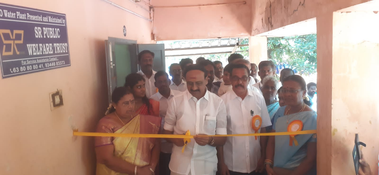 அரசு பள்ளிகளுக்கு குடிநீர் சுத்திகரிப்பு இயந்திரம்..! குவியும் பாராட்டுக்கள்...!
