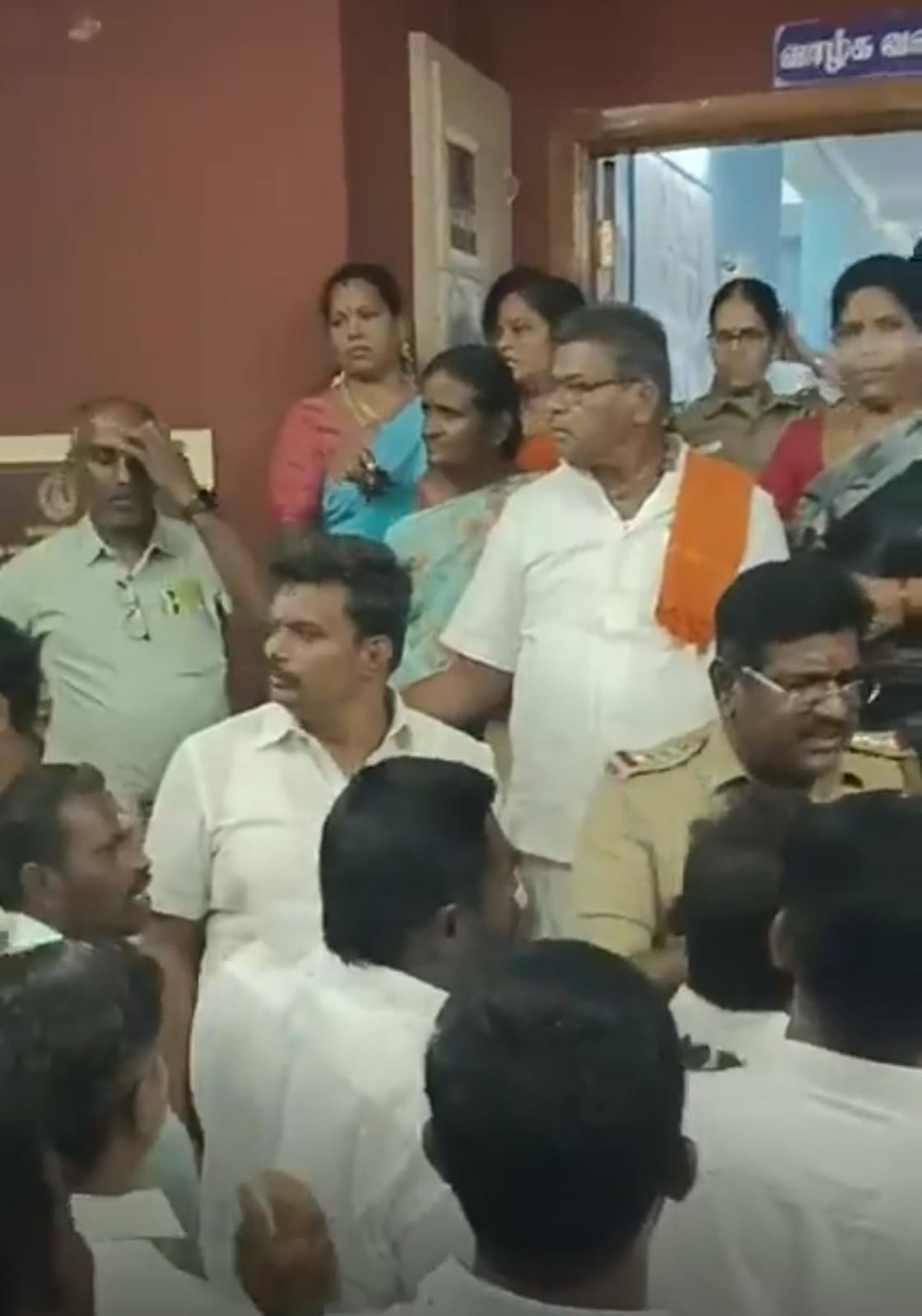 டாஸ்மாக் கடையில் முதல்வர் படம் ஒட்டிய விவகாரம் ?? காவல் நிலையத்தில் குவிந்த பாஜகவினர்...???