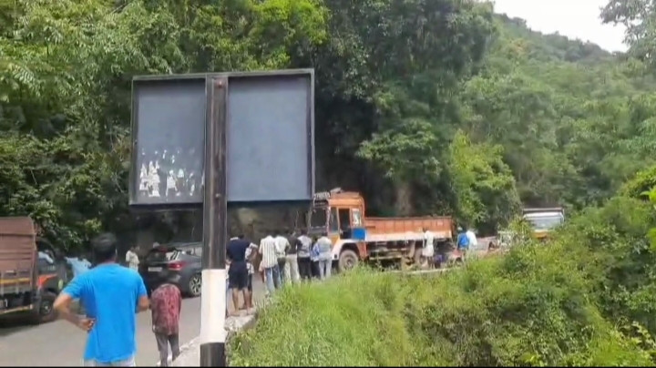 கொடைக்கானலில் லாரி ஓட்டுநரால்..! சுற்றுலா பயணிகள் அவதி..!