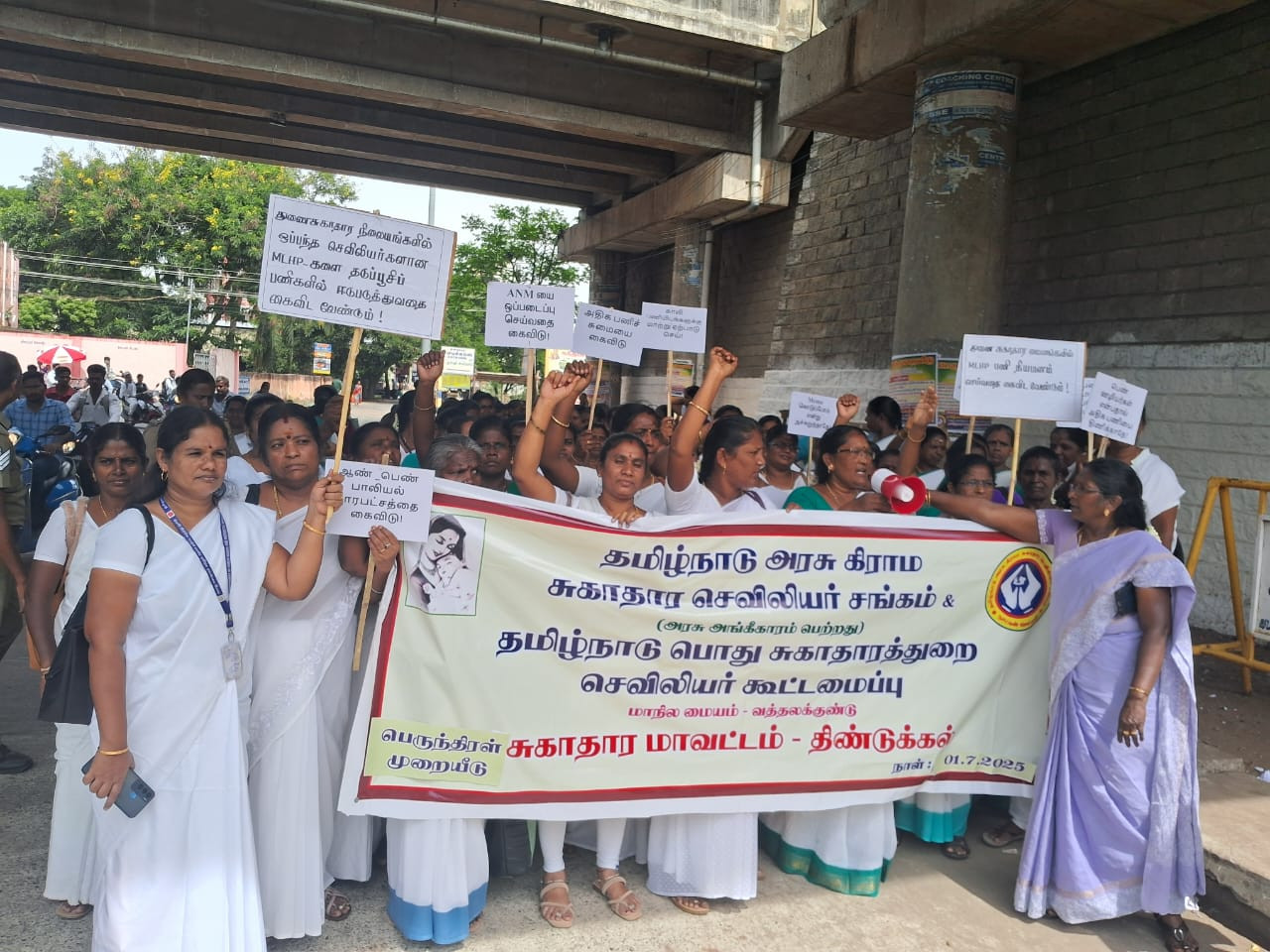 செவிலியர்கள் ஆர்ப்பாட்டம்...! கலெக்டர் அலுவலகம் முற்றுகை...! பெரும் பரபரப்பு...!