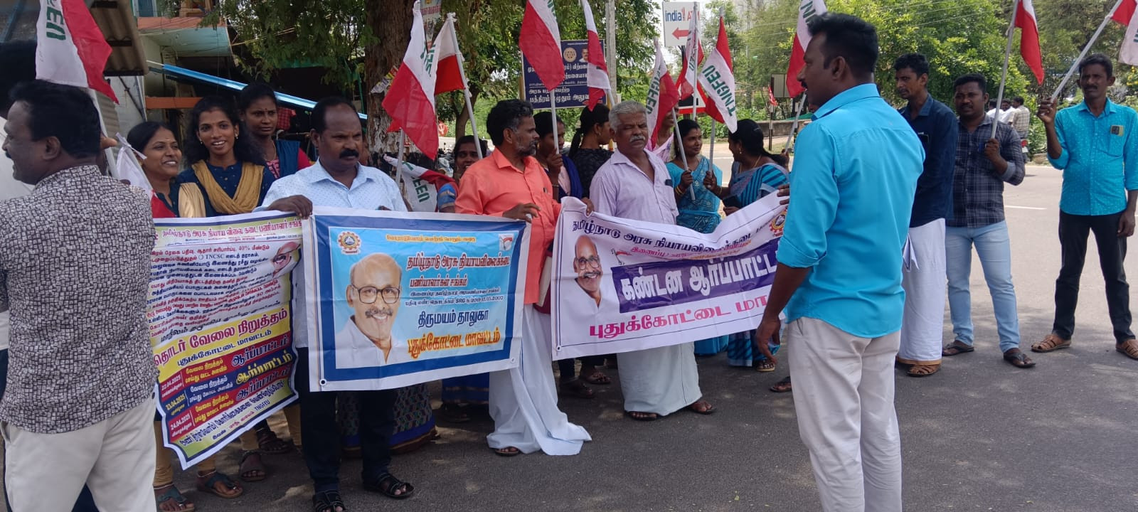 ரேஷன் கடை பணியாளர்கள் ஆர்ப்பாட்டம்...!!?
