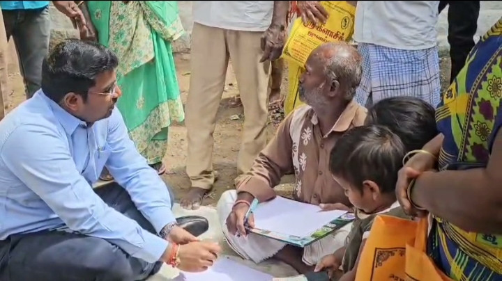 தரையில் அமர்ந்து குறைகளைக் கேட்டறிந்த கலெக்டர்...! குவியும் பாராட்டுக்கள்....!