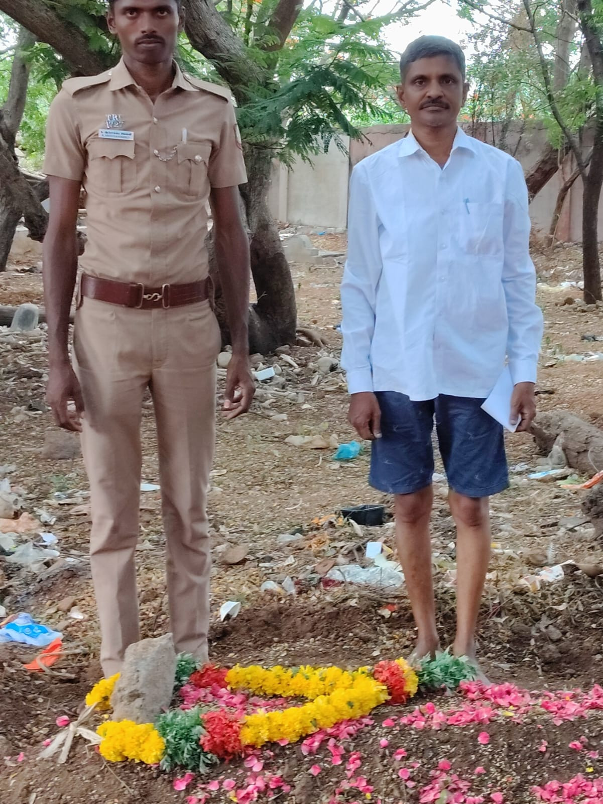 வாய்க்காலில் மிதந்த அடையாளம் தெரியாத சடலம்...! சமூகச் செயற்பாட்டாளர் செய்தி செயல்...! குவியும் பாராட்டுக்கள்...!