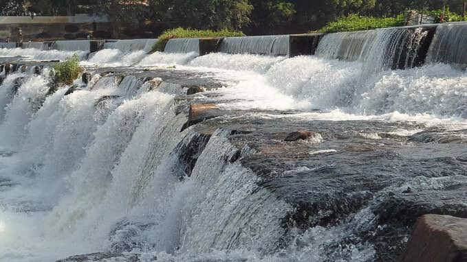 நீர்வீழ்ச்சிகளில் ஆர்ப்பரிக்கும் தண்ணீர்...! எச்சரிக்கை...!