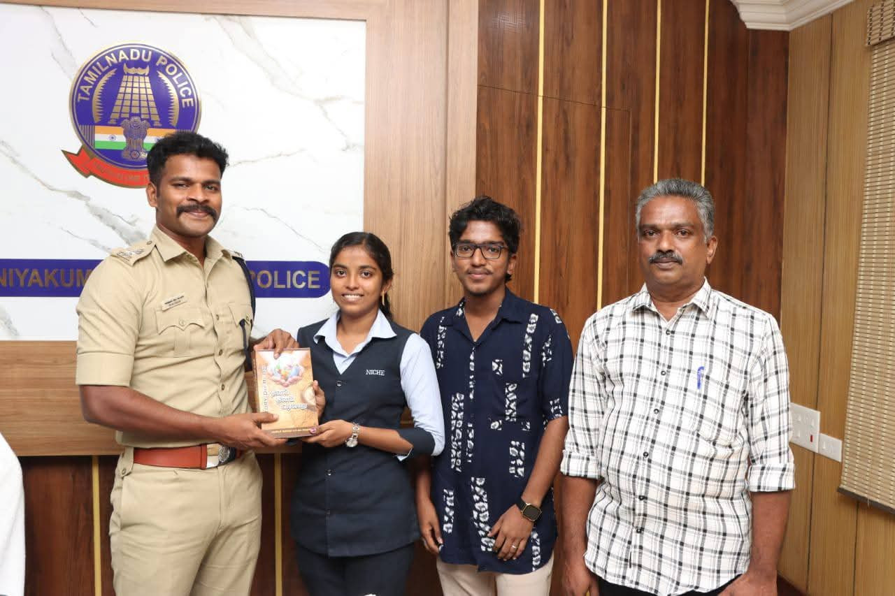 எஸ் பி க்கு பென்சில் ஸ்கெட்ச்  அளித்த மாணவி  - மாணவியை பாராட்டி பரிசளித்த எஸ் பி  :