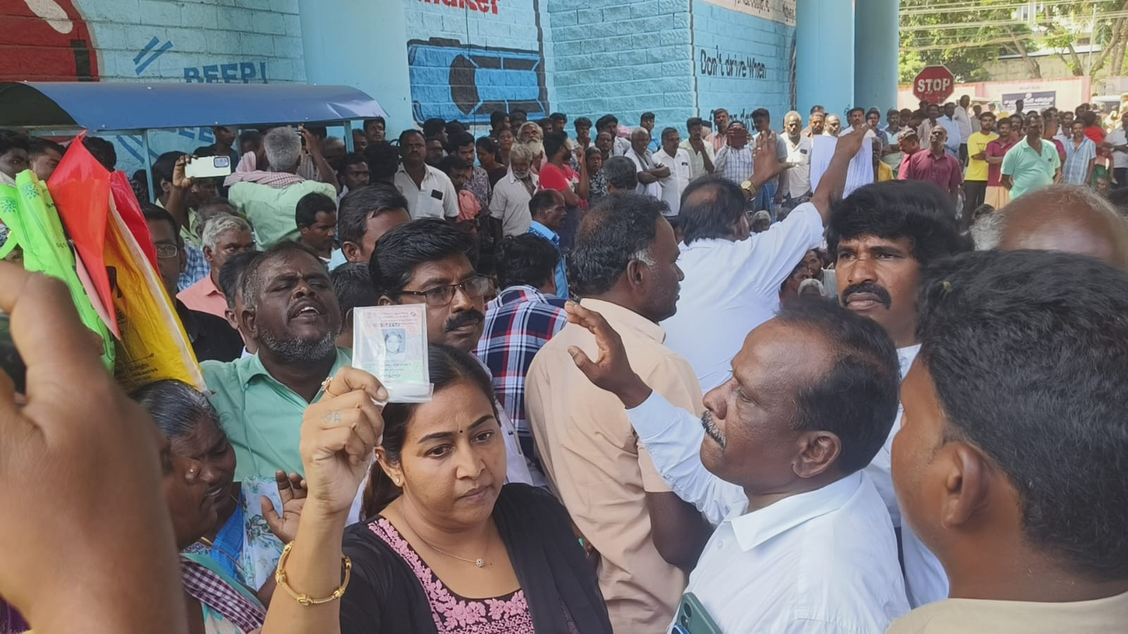திண்டுக்கல்லில் பொது மைதானப் பிரச்னை...! மக்கள் திடீர் ஆர்ப்பாட்டம்...!