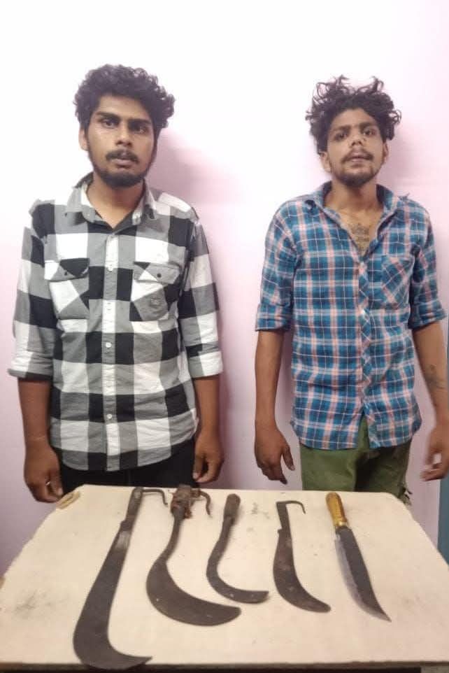 பயங்கர ஆயுதங்களுடன் இருவர் கைது.....!!!!!