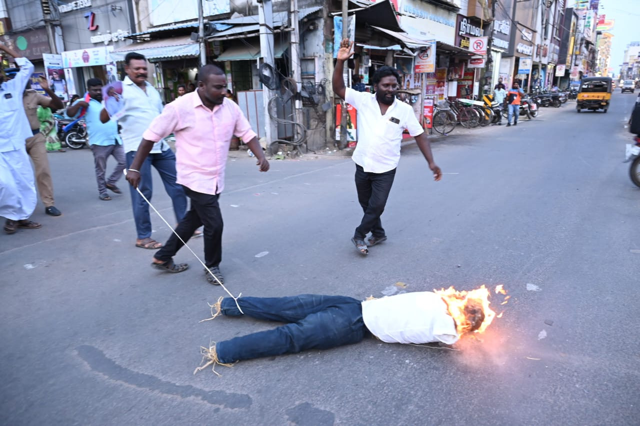அதிமுக பிரமுகர் உருவப்பொம்மை எரிக்க முயற்சி..!!? எட்டு பேர் கைது...!!!