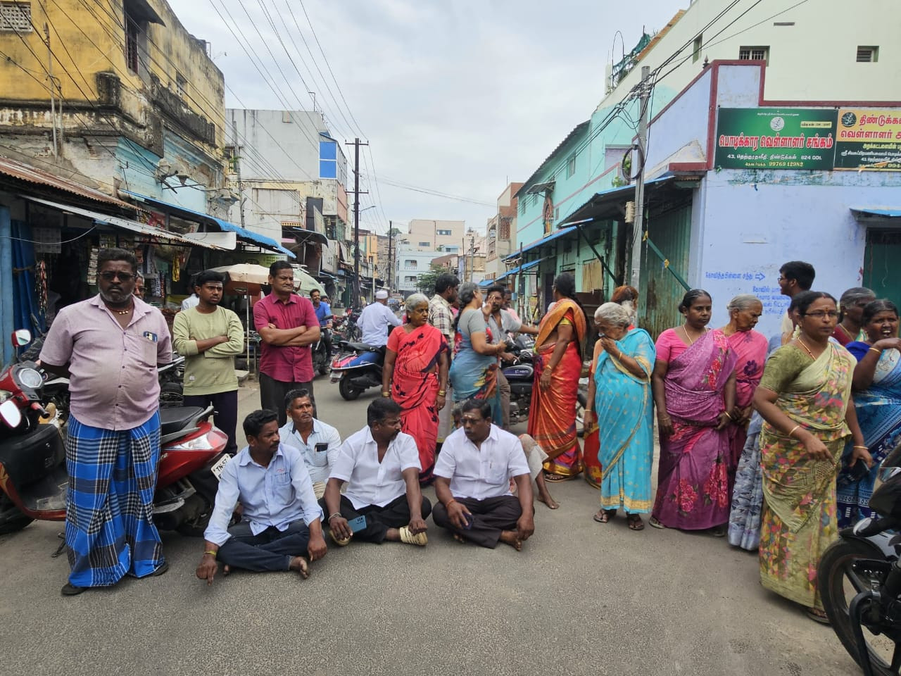 அதிகாரிகளுக்கு எச்சரிக்கை...! பொதுமக்கள் திடீர் சாலை மறியல்...!