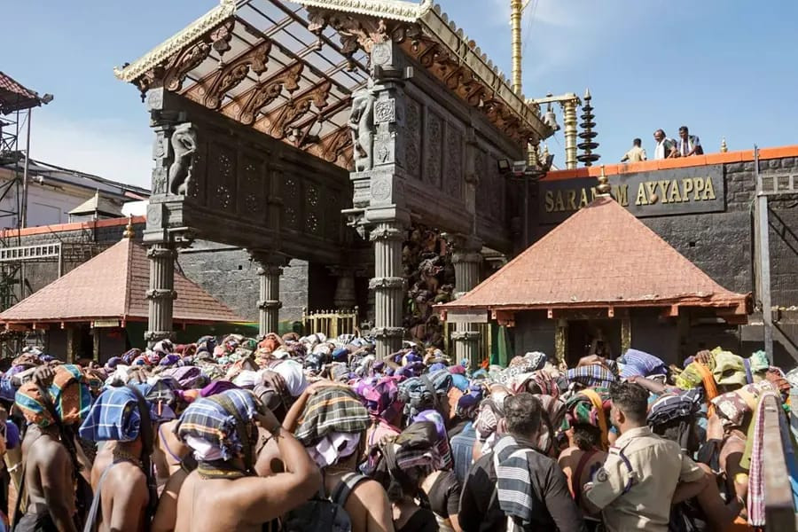 சபரிமலையில் பெண்களை அனுமதிக்கும் விவகாரம் ?  கேரள அரசு அந்தர் பல்டி! 
