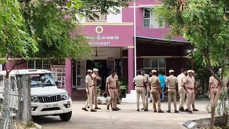 மெகா கொள்ளை...!  அரை கிலோ நகைகள்..! 3 கிலோ வெள்ளி...! ₹3 இலட்சம்...! 