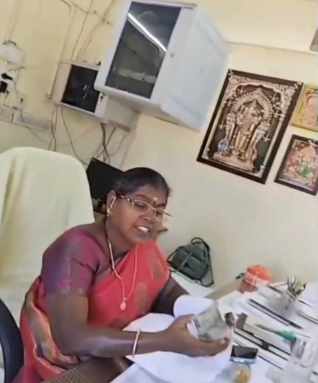லஞ்சம் வாங்கியதாக வைரல் வீடியோ...! மின் பகிர்மான செயற்பொறியாளர் பத்மா பணியிடை நீக்கம்..!