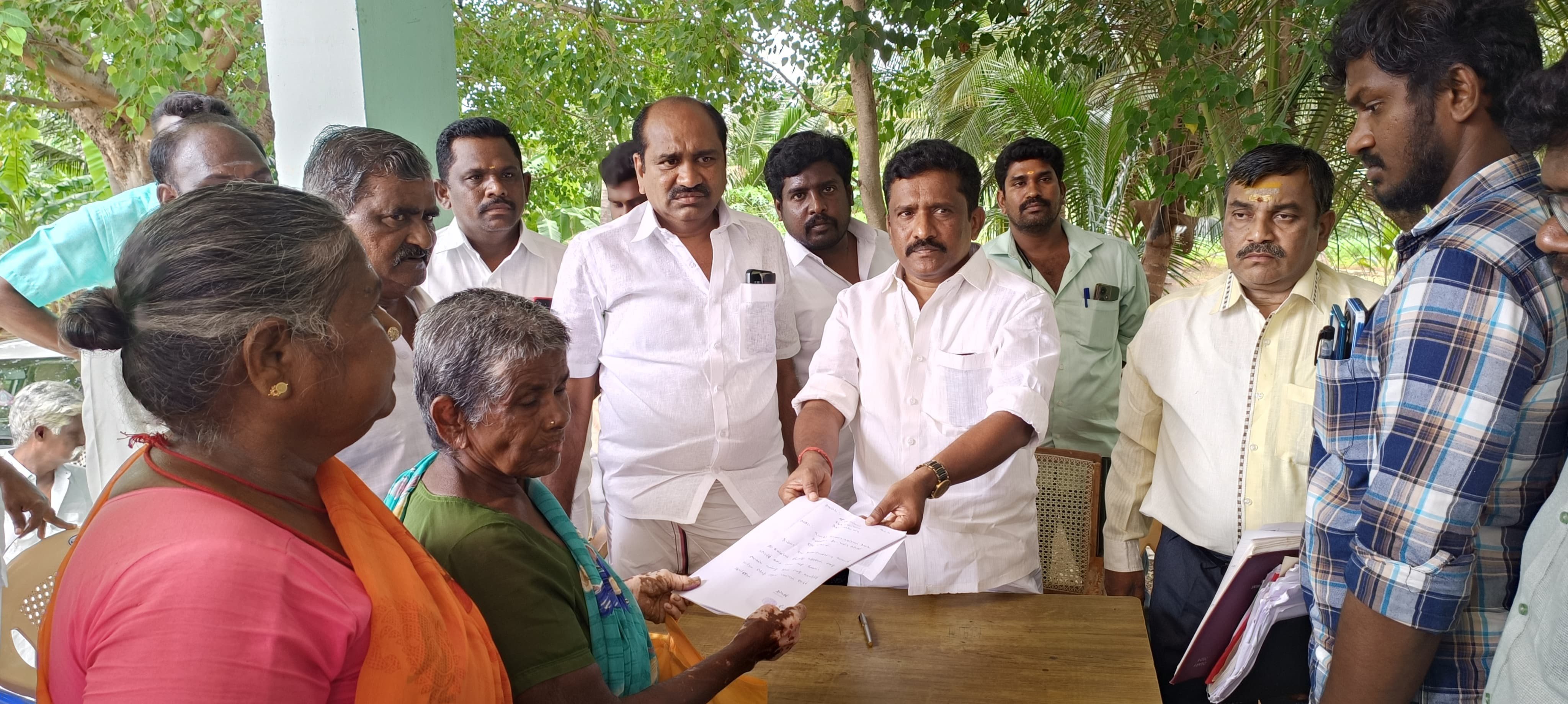 பொது மக்களை நேரில் சந்தித்து மனுக்களை பெறும் எம்எல்ஏ..!! சமூக ஆர்வலர்களிடையே பெரும் வரவேற்பு...!!!!!