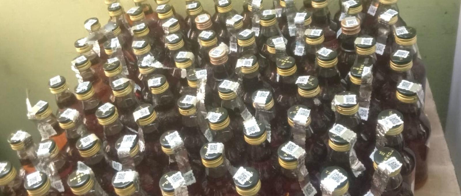 பறக்கும் படை அதிரடி...! 106 மதுபாட்டில்கள் பறிமுதல்..! திடுக்கிடும் தகவல்...!