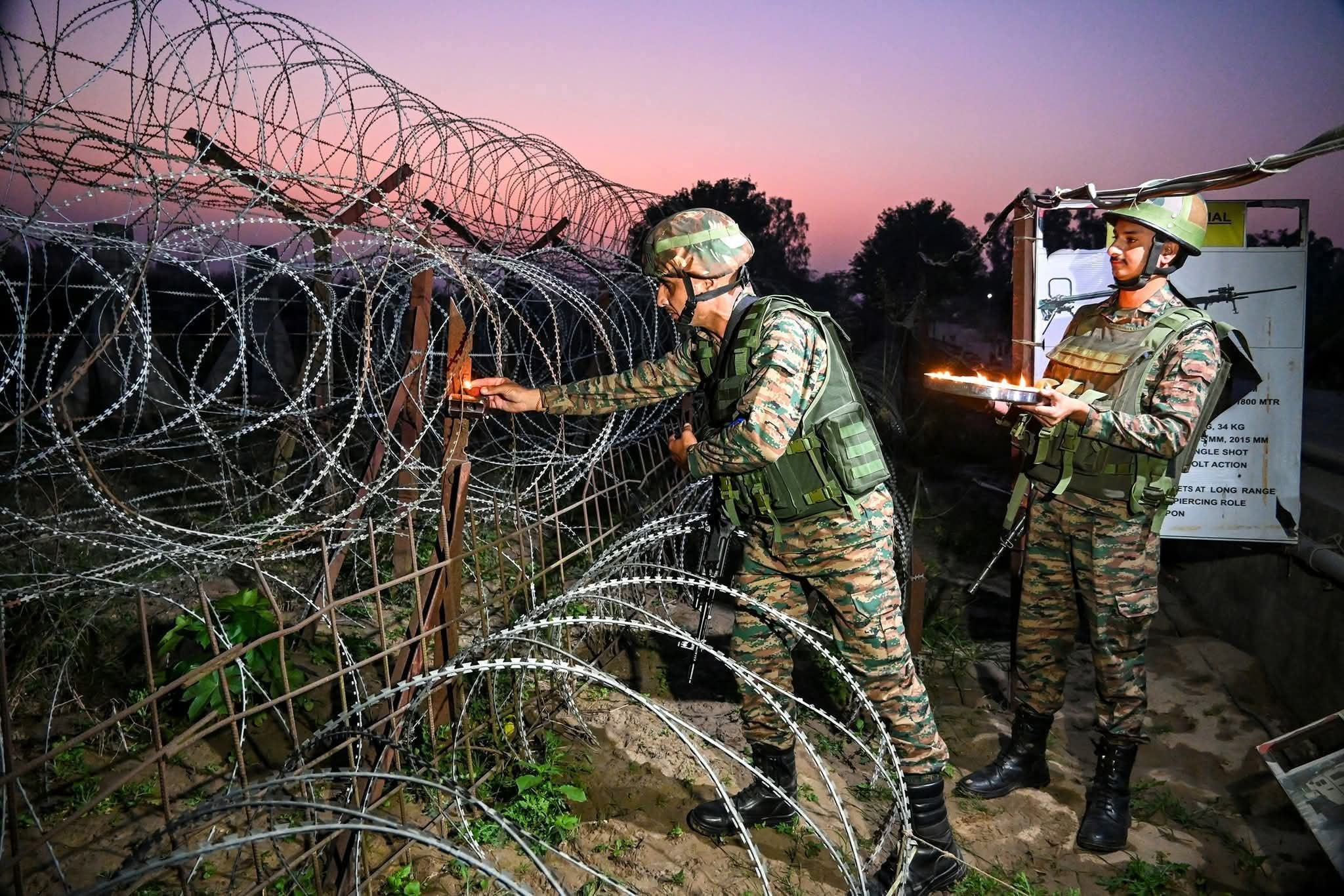 தீபாவளி கொண்டாட்டம்..! ராணுவ வீரர்கள் எல்லையில் செய்த செயல்...!