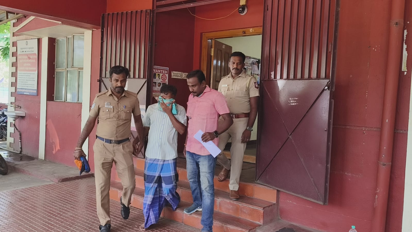 வசமாக சிக்கிய "போலி உணவு பாதுகாப்பு அதிகாரி"...!!!