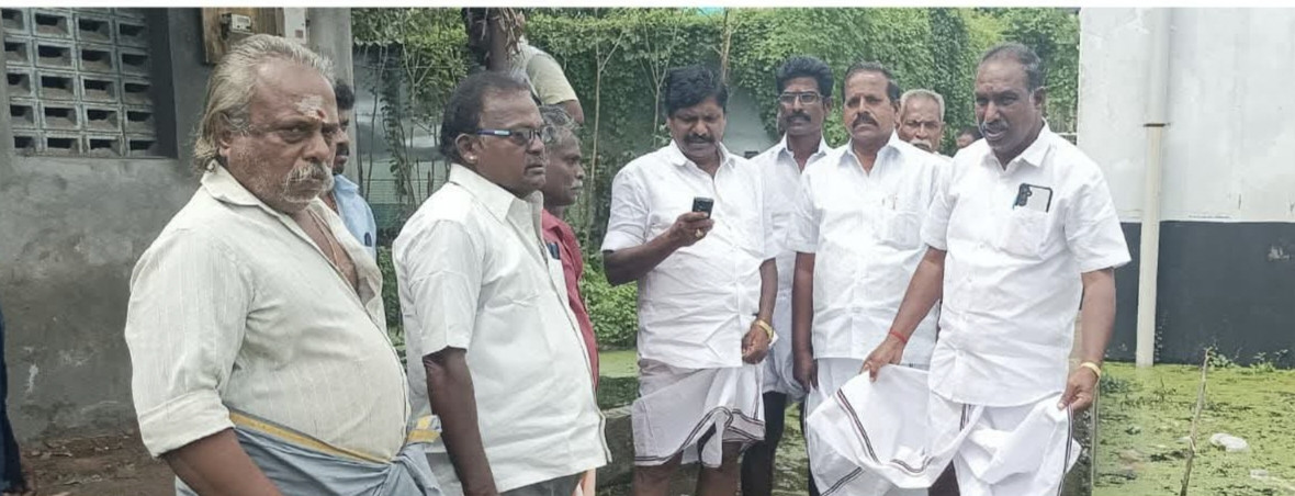மழை வெள்ளத்தால் பாதிக்கப்பட்ட மக்களுக்கு ஆறுதல் கூறிய அதிமுக நிர்வாகிகள்...!!!