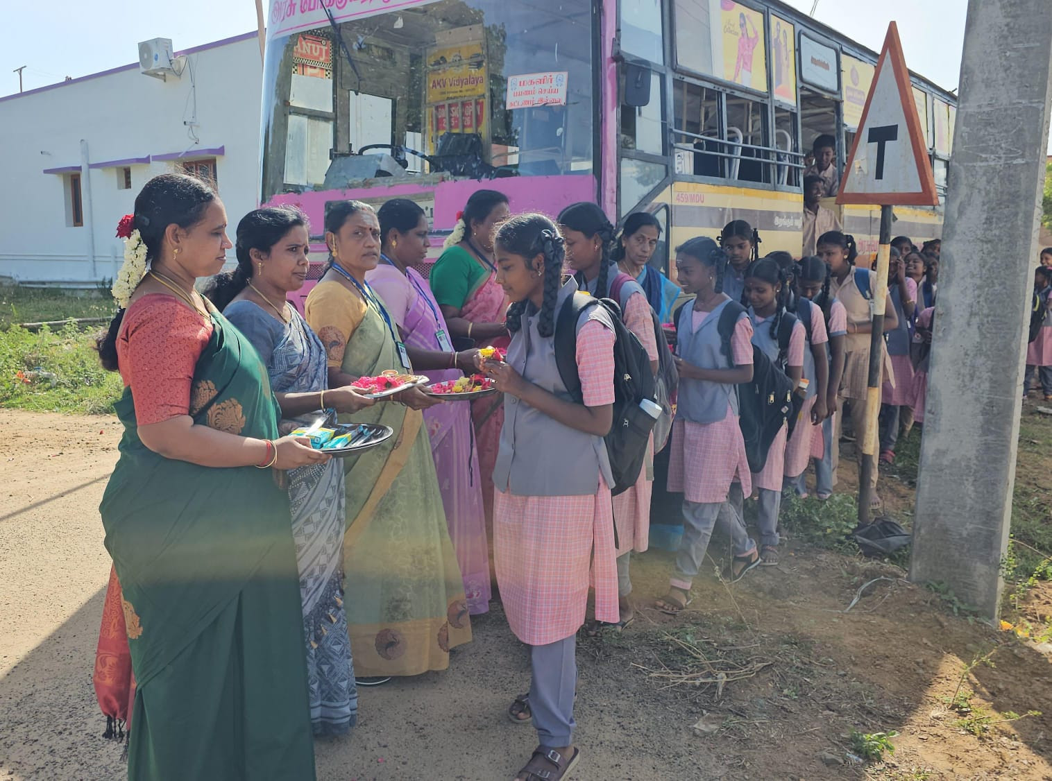 பள்ளியில் கோடை விடுமுறைக்குப் பின்...! ஆசிரியர்கள் செய்த செயல்..!