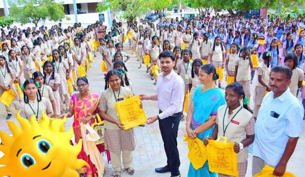 10ம் வகுப்பு மாணவர்களுக்கு மஞ்சள் பை வழங்கி வாழ்த்து !  சர்ப்ரைஸ் கொடுத்த சப் கலெக்டர் !! 