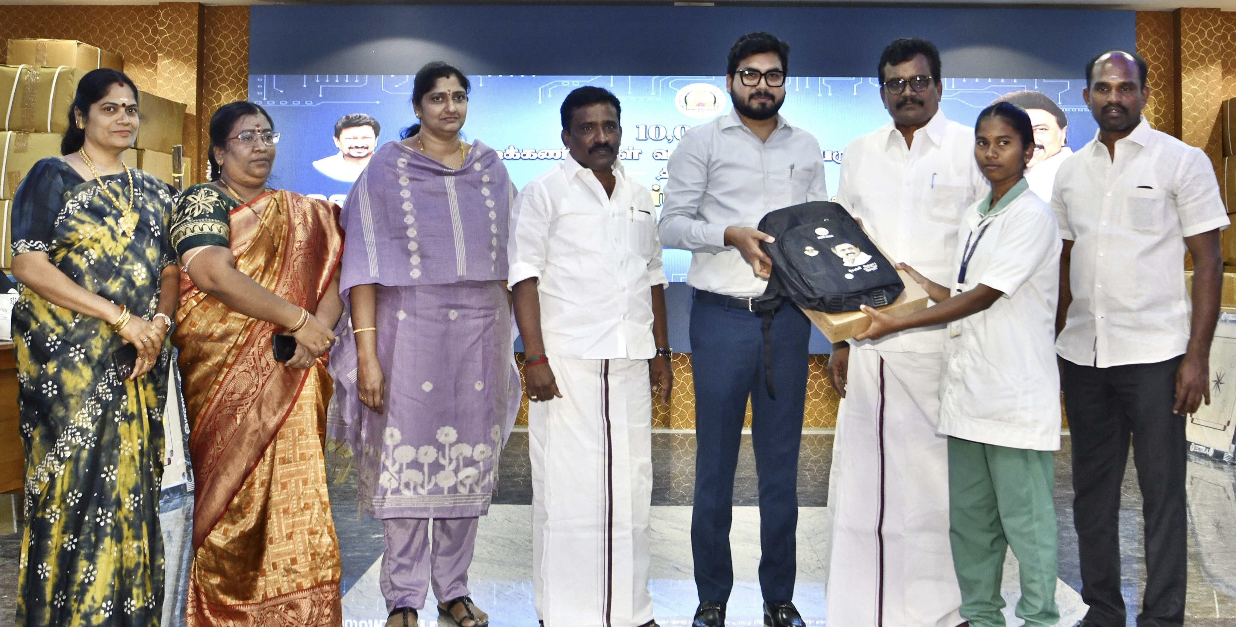 உலகம் உங்கள் கையில் மடிக்கணினி வழங்கிய கலெக்டர் ரஞ்ஜீத் சிங்...!!