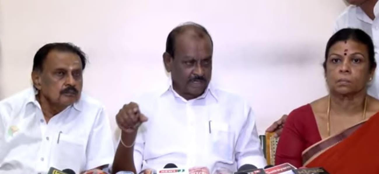 முன்னாள் முதல்வர் படங்கள் குப்பையில்...! முன்னாள் அமைச்சர் கடும் கண்டனம்...!