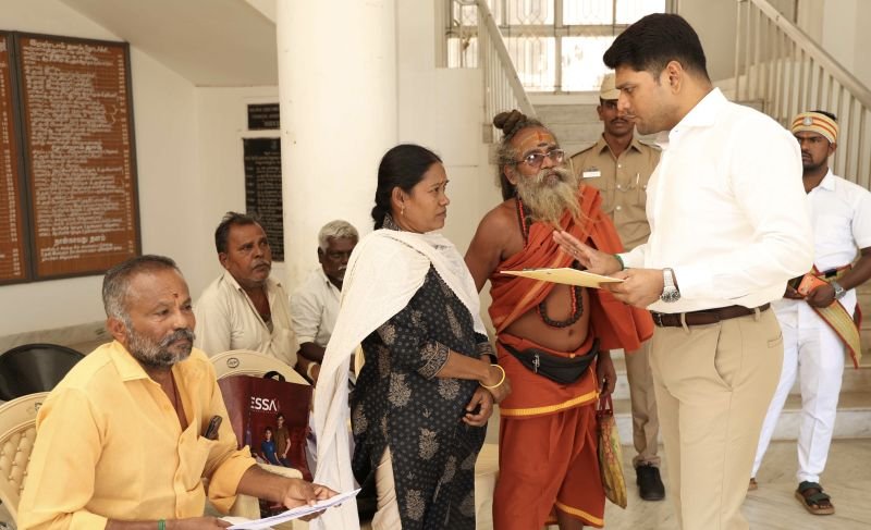 தேனியில் கலெக்டர் வைத்தியநாதன் தலைமையில் மக்கள் குறை தீர்க்கும் நாள் முகாம்.....!!!!