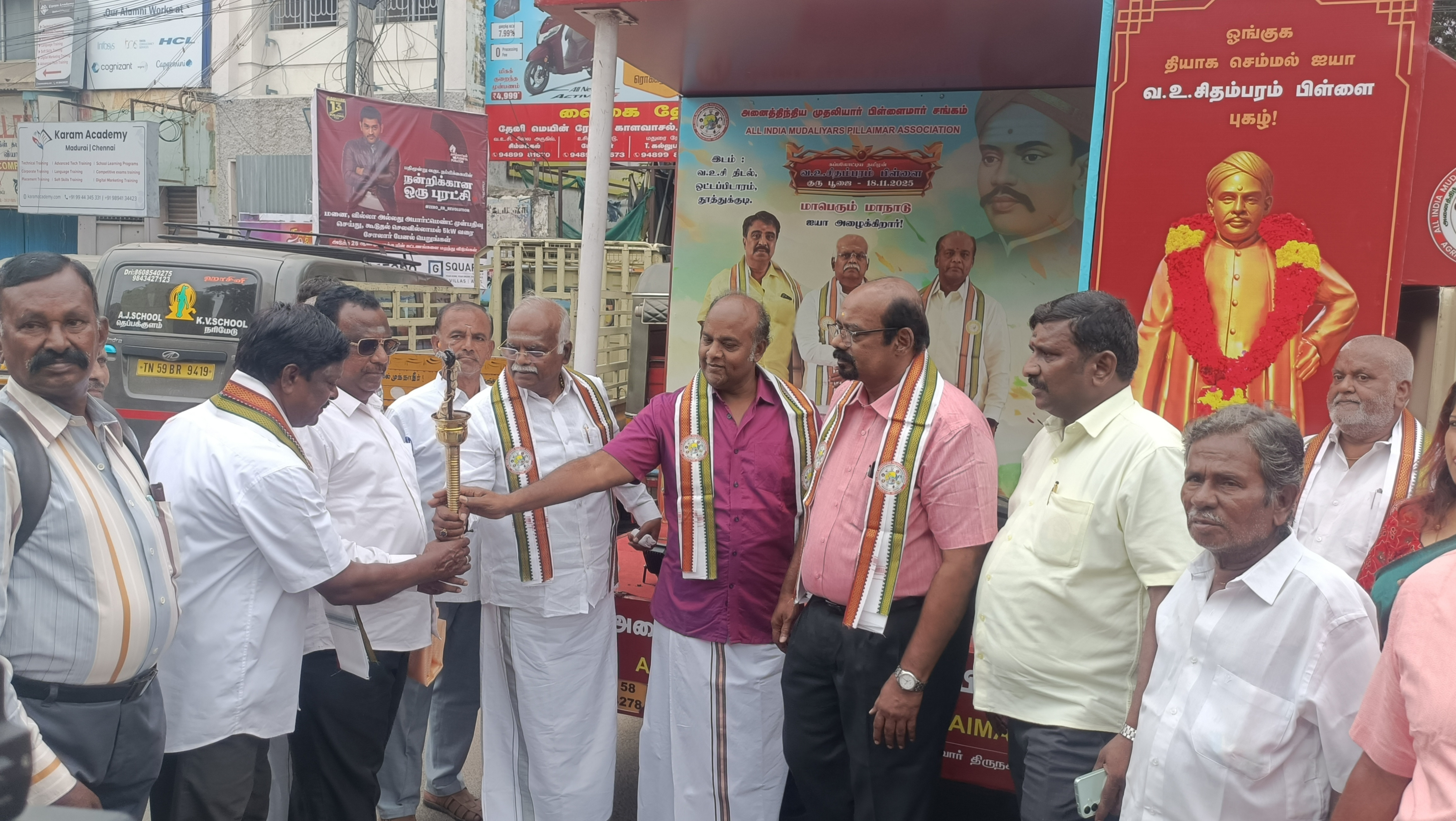 தூத்துக்குடி ஓட்டப்பிடாரத்தில் வ.உ.சிதம்பரம் பிள்ளை நினைவு நாள் குருபூஜை ★  மதுரையில் இருந்து ஜோதி ஓட்டம் தொடக்கம்