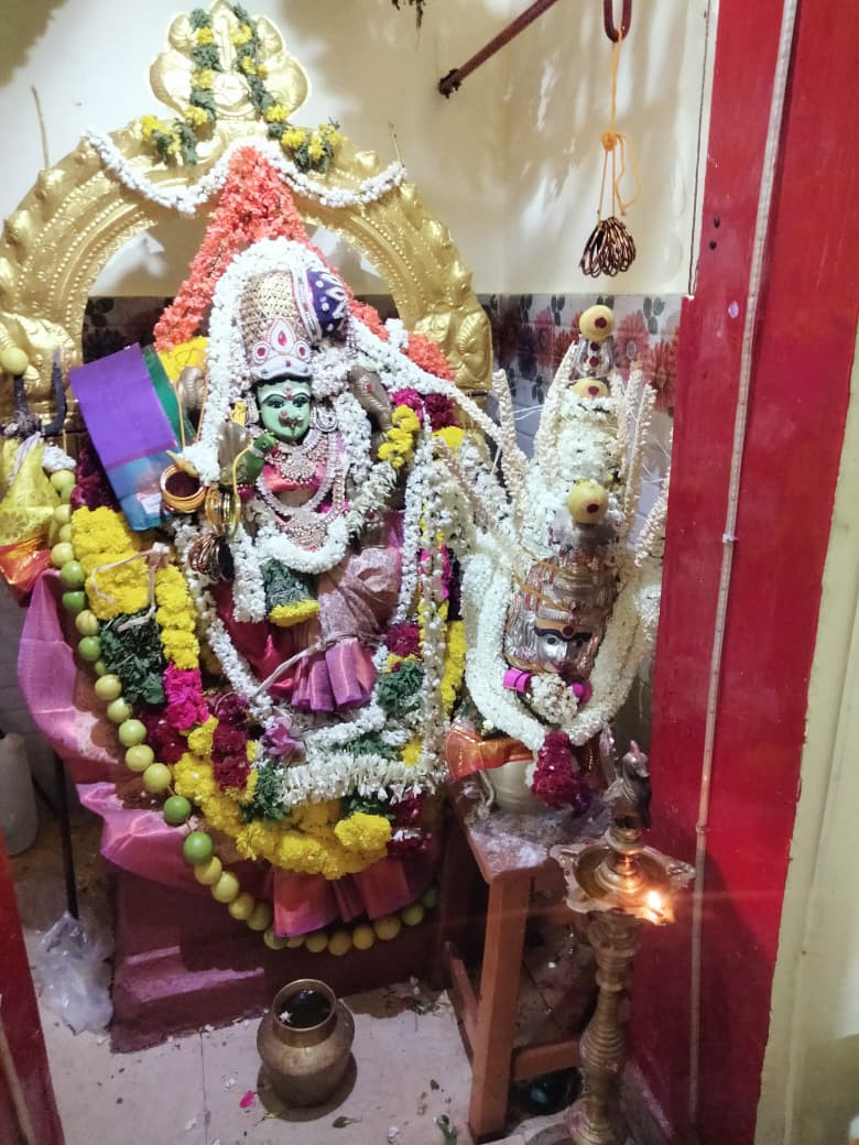 சிறப்பு அலங்காரம்...! பக்தர்கள் நீண்ட வரிசையில் காத்திருந்து அபிஷேகம்...!