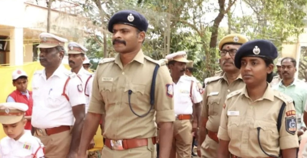 சாலை பாதுகாப்பு ஓவிய கண்காட்சியை மாவட்ட காவல் கண்காணிப்பாளர் துவக்கி வைத்தார்....!!!!")