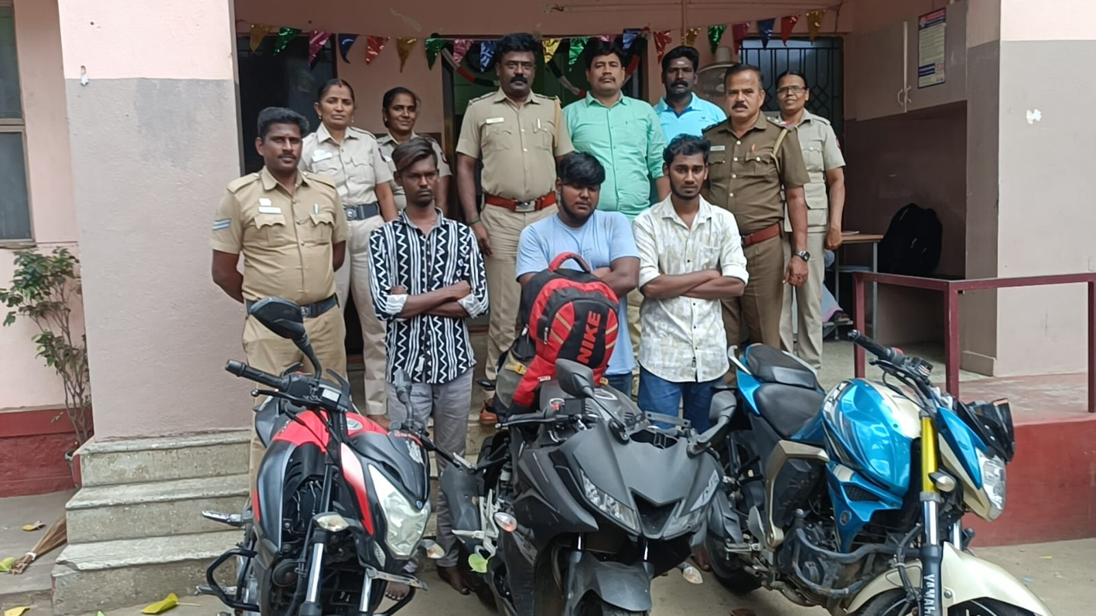 தொடர் இருசக்கர வாகன திருட்டு...!  3 இளைஞர்கள் அதிரடி கைது...!