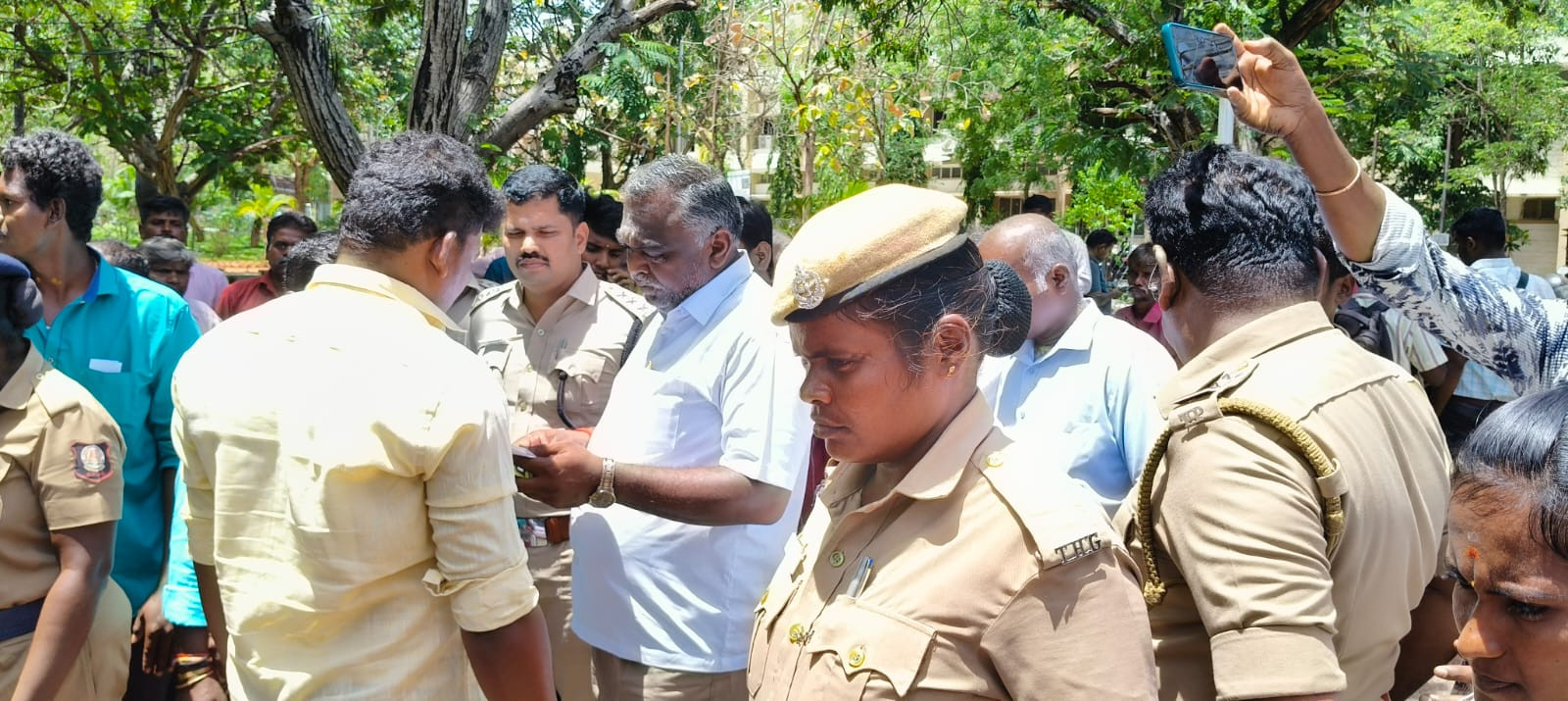 கலெக்டர் ஆபீஸ்....! அதிமுக முற்றுகை...! நில ஆக்கிரமிப்பு குற்றச்சாட்டு..!