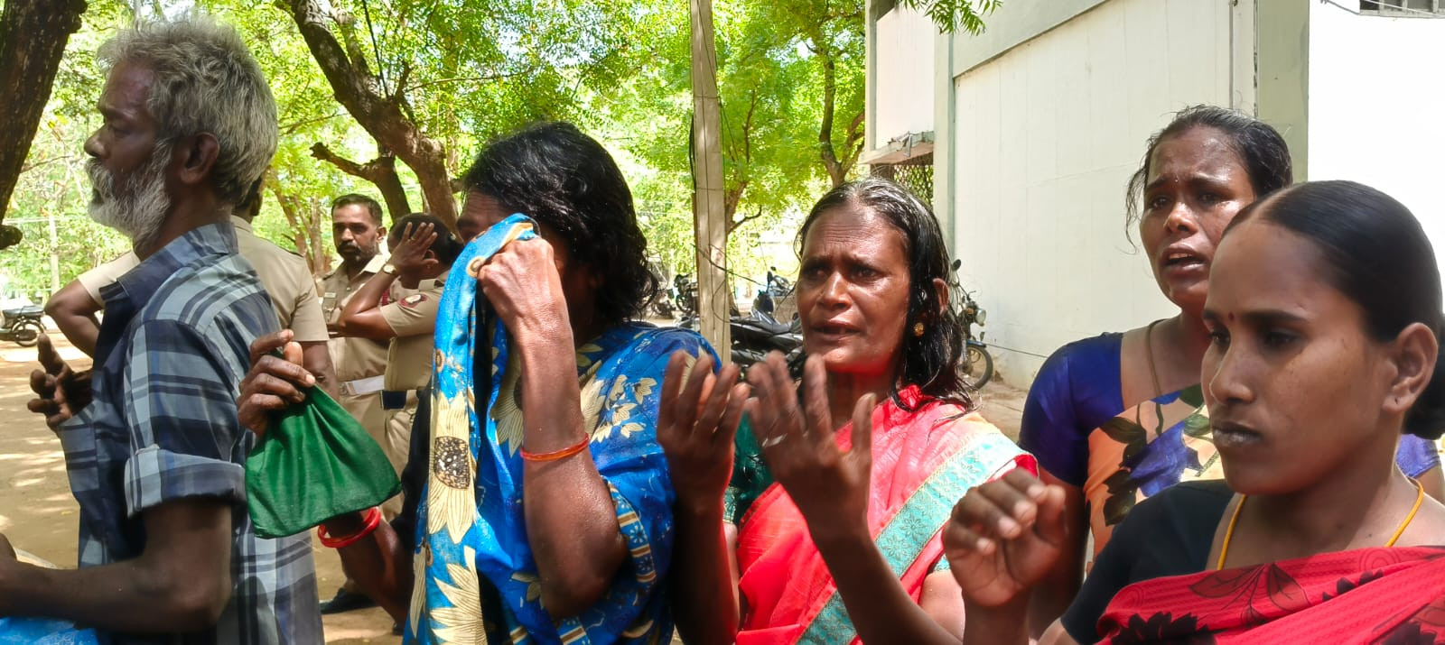 கலெக்டர் அலுவலகத்தில் பரபரப்பு....! 3 பெண்கள் உட்பட 4 பேர் தீக்குளிக்க முயற்சி...!
