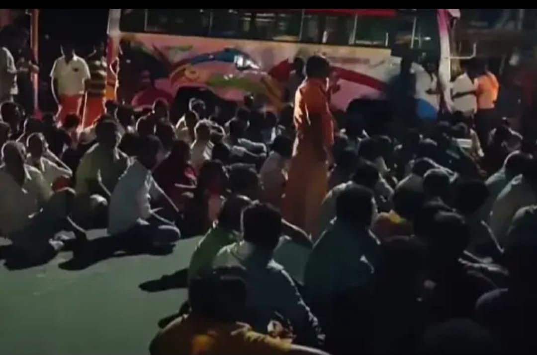 கோயிலில் பெண் குளிப்பதை வீடியோ எடுத்த இளைஞர்கள்..! உறவினர்கள் போராட்டம்..!