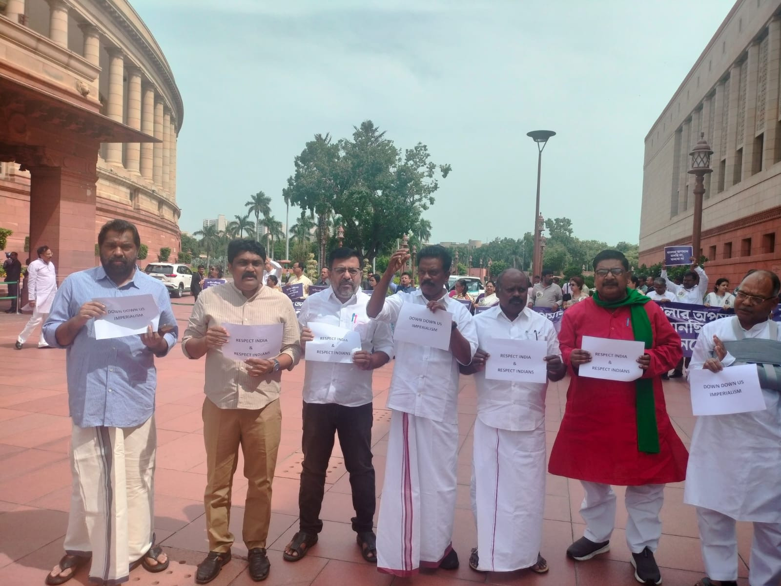மத்திய அரசுக்கு எதிர்ப்பு...! பதாகை ஏந்தி எம்பிக்கள் போராட்டம்...!