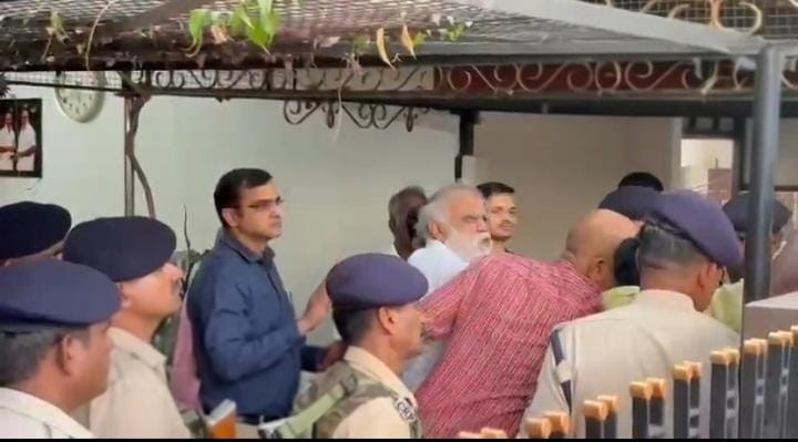 வெளியே வந்து தொண்டர்களுக்குக் கை அசைத்த அமைச்சர்...! திடீர் பரபரப்பு...!