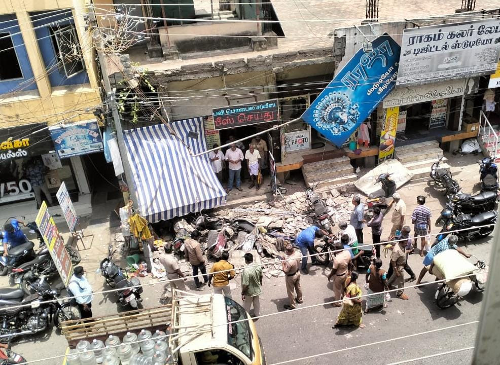 பேருந்து நிலையம் அருகே கட்டிடம் இடிந்து விபத்து...! வாகனங்கள் சேதம்..!