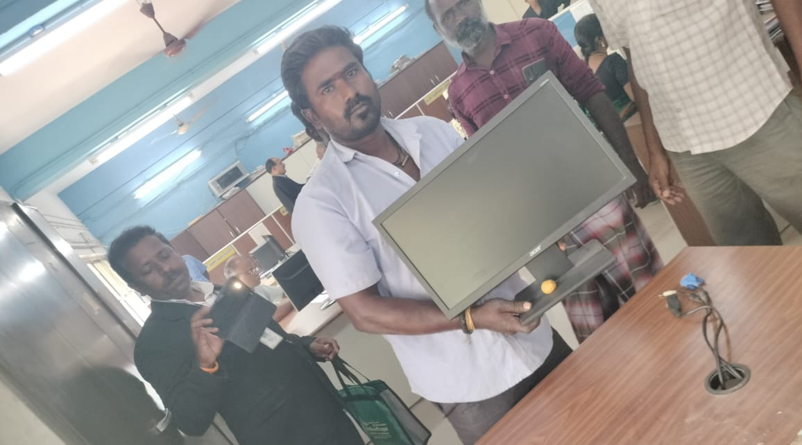 கலெக்டர் அலுவலகத்தில் நீதிமன்ற ஊழியர்களின் ஜப்தி...!  பெரும் பரபரப்பு..!