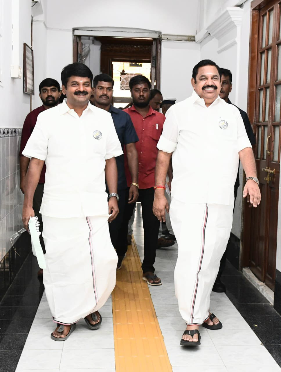 அந்த தியாகி யார்...? நூதன எதிர்ப்பு...! அனைவரின் கவனத்தையும் ஈர்த்தது...!