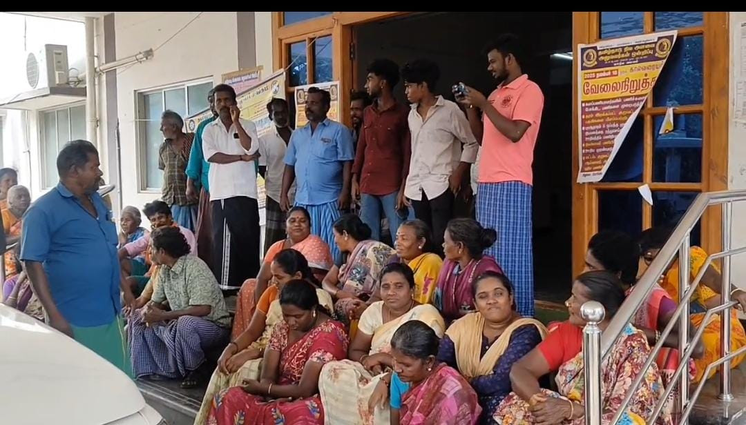 நிலக்கோட்டையில் வட்டாட்சியர் அலுவலகம் முற்றுகை...! பொதுமக்கள் தர்ணா...!