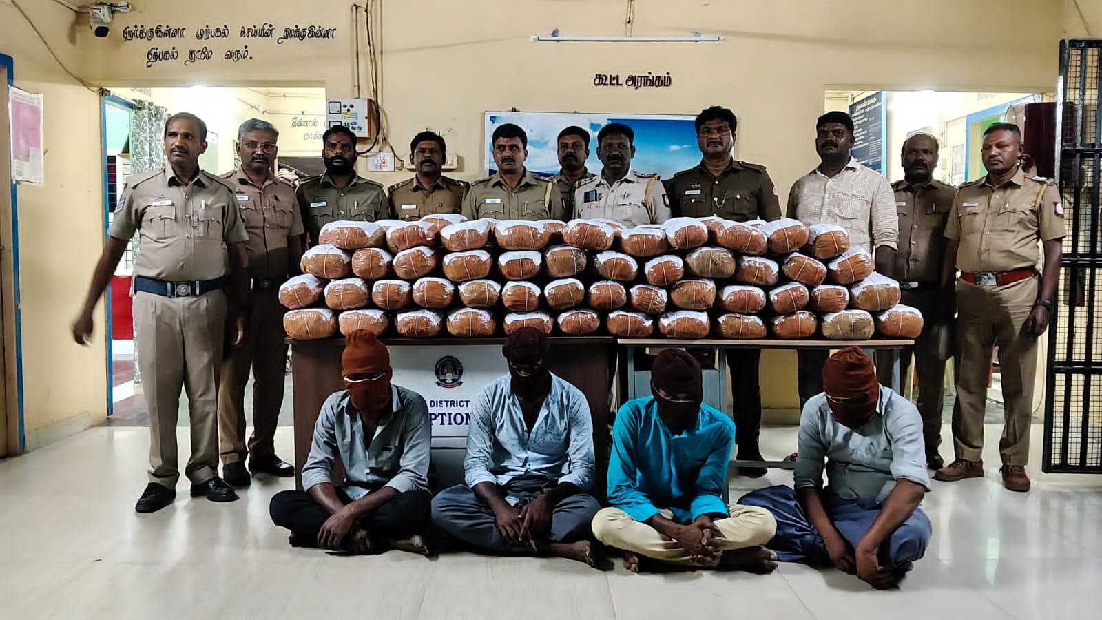 ஒரு கோடி மதிப்பிலான கடத்தல் கஞ்சா பறிமுதல் - 2 சொகுசு கார்கள் பறிமுதல், 4 பேர் கைது ! தேனி போலீஸ் அதிரடி !!