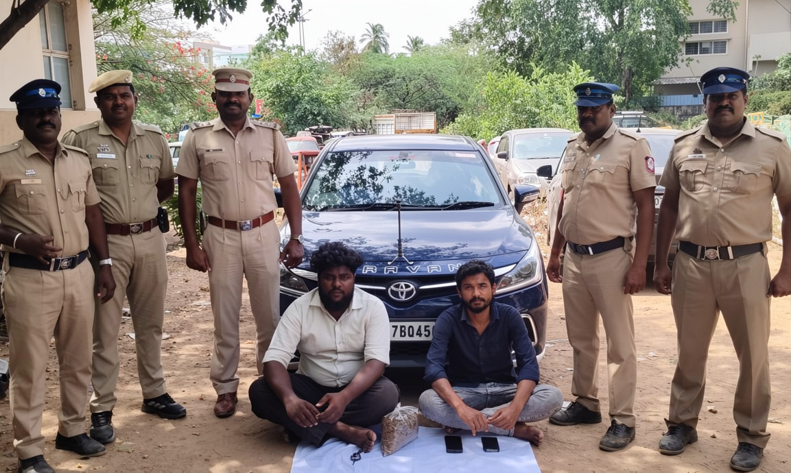 காரில் கடத்தல்...! 2 பேர் கைது...! கார், செல்போன்கள் பறிமுதல்...!