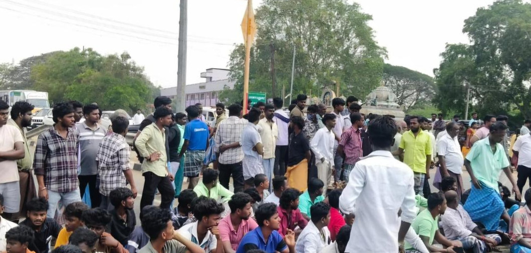 போலீஸ் காவலில் இருந்த வாலிபர் மரணம்..! உறவினர்கள் சாலை மறியல்...! பெரும் பரபரப்பு...!