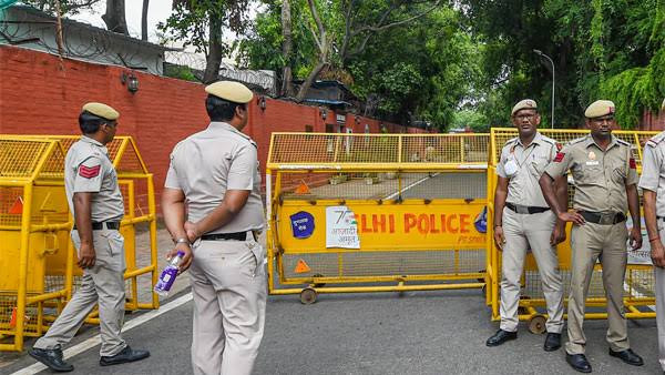 பதுங்கி இருந்த வெளிநாட்டுக் காரர்கள்...! டெல்லி போலீஸ் அதிரடி கைது....!
