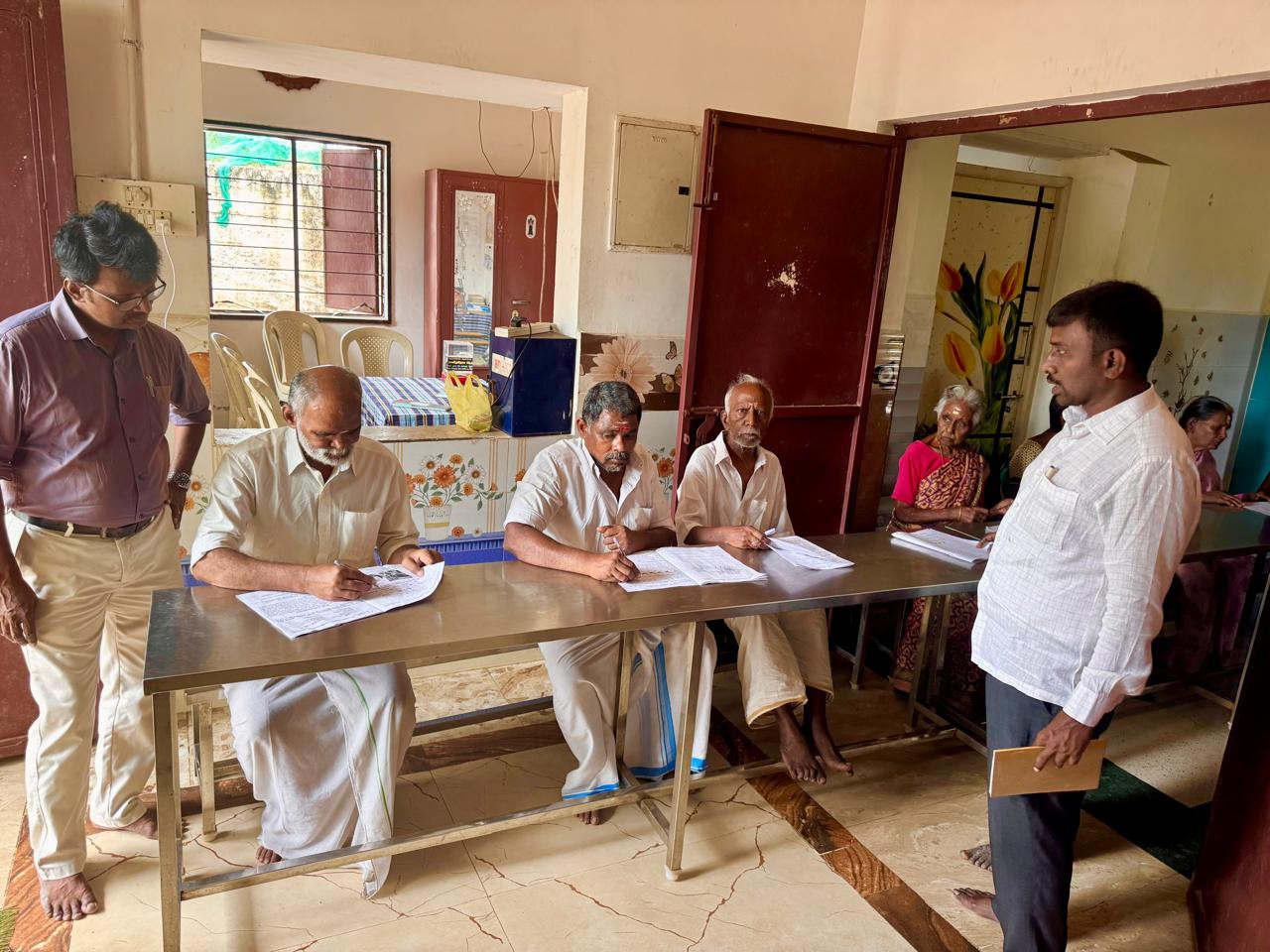 முதியோர் இல்லத்தில் எழுத்தறிவு தேர்வு...! அசத்தும் கல்வி அலுவலர்கள்...! குவியும் பாராட்டுக்கள்...! 