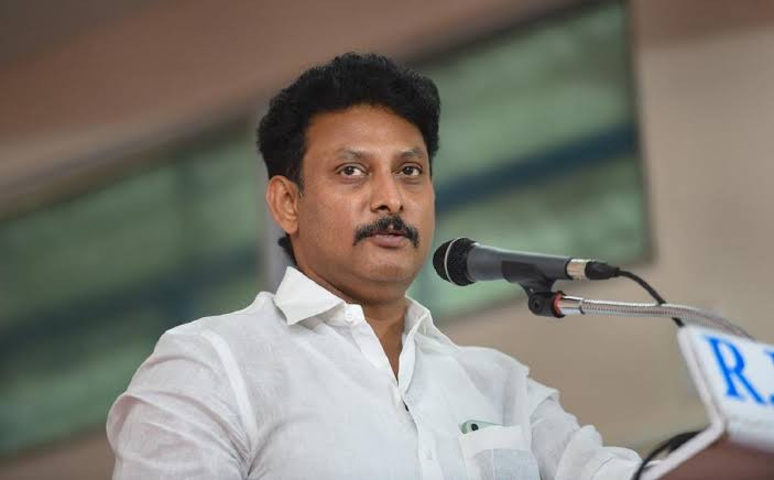 முதல்வர் பணியிடை நீக்கம்...! நாங்கள் இருக்கிறோம், இருப்போம்...! அமைச்சர் அதிரடி நடவடிக்கை...!