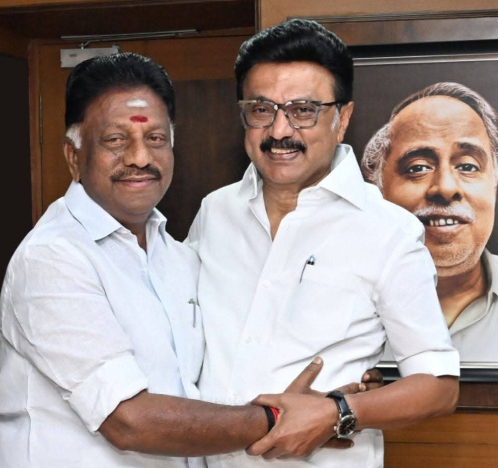 கரை வேட்டியை மாற்றிய முன்னாள் முதல்வர்....!!!