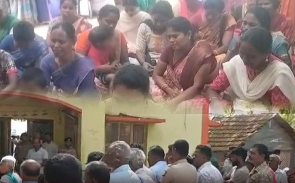 கைது செய்யப்பட்ட காவலர்களின் குடும்பத்தினர் தர்ணா போராட்டம்...!