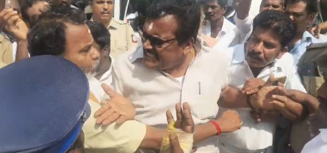 தேனி நாடாளுமன்ற உறுப்பினர் கார் முற்றுகை ...!!? எம்பி யுடன் வாக்குவாதம்...!!!